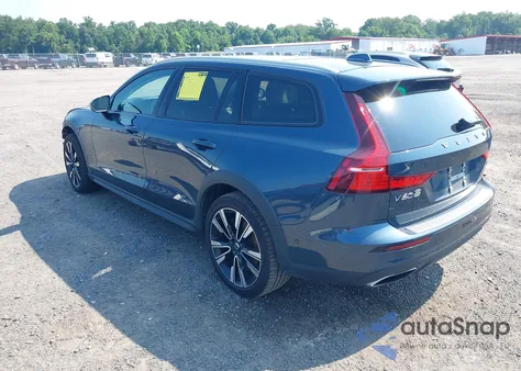 2021 Volvo V60 Cross Country T5 z USA, uszkodzony, nr VIN YV4102WK5M1068820